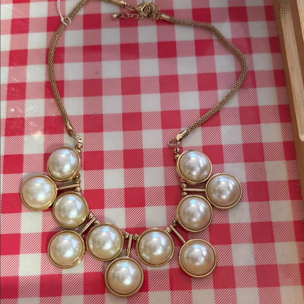 Elegant Gold and Pearl Necklace